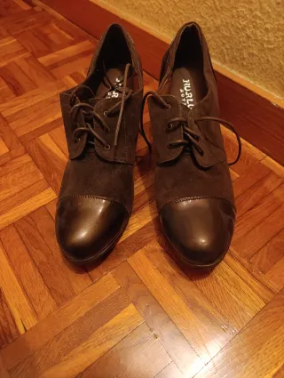 Zapatos de tacón marrones y zapatillas varias