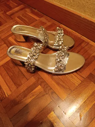 Zapatos de tacón marrones y zapatillas varias