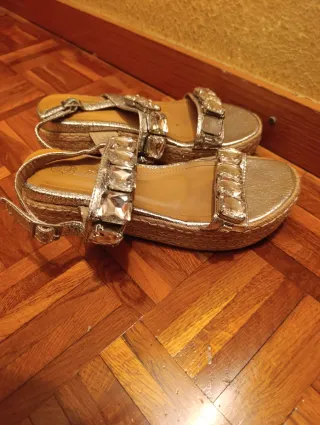 Zapatos de tacón marrones y zapatillas varias