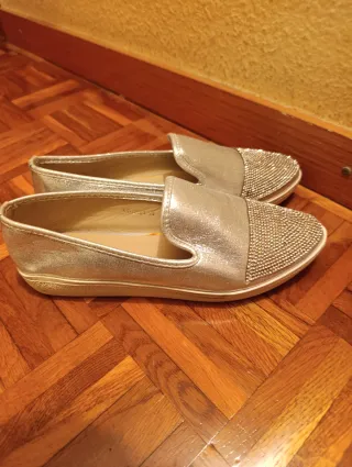 Zapatos de tacón marrones y zapatillas varias