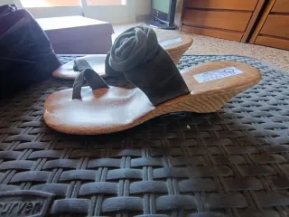 Zapatos de tacón marrones y zapatillas varias