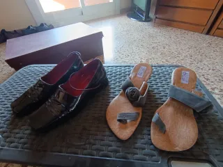 Zapatos de tacón marrones y zapatillas varias