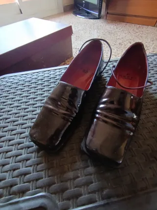 Zapatos de tacón marrones y zapatillas varias