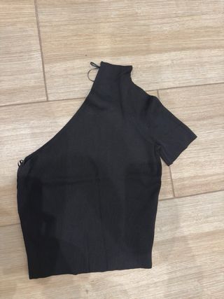 Top asimétrico negro