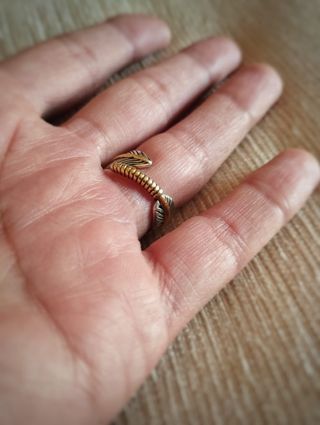Anillo Pluma Dorada Hombre Mujer. Acero adaptable