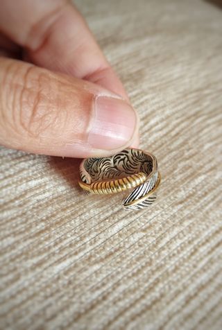 Anillo Pluma Dorada Hombre Mujer. Acero adaptable