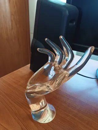Mano de metacrilato para anillos