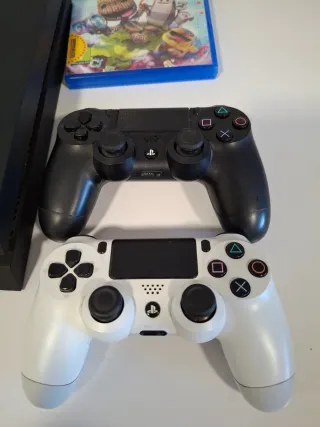 PS4 (PlayStation 4) con 2 mandos y juego