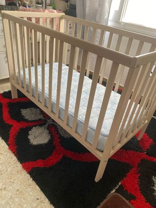 Cuna de bebé color beige