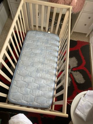 Cuna de bebé color beige