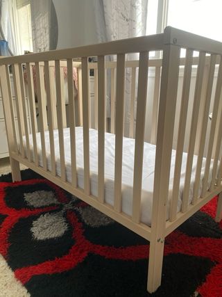 Cuna de bebé color beige