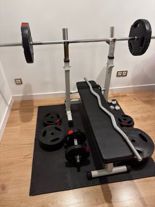 Banco de pesas con barra y discos