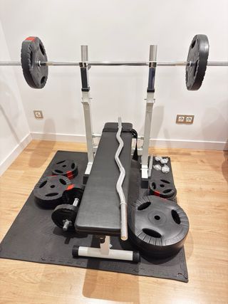 Banco de pesas con barra y discos