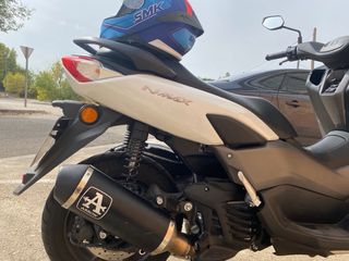 Yamaha NMAX 125 2024 con escape Arrow