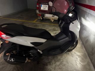 Yamaha NMAX 125 2024 con escape Arrow