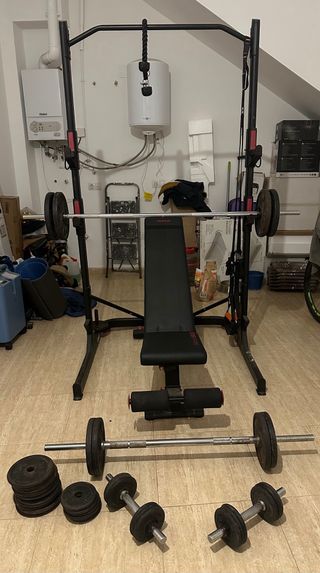 Máquina de gimnasio y pesas