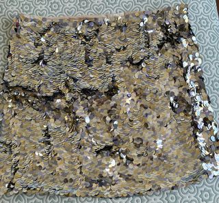 Falda de lentejuelas doradas y plateadas