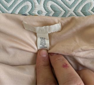 Falda de lentejuelas doradas y plateadas