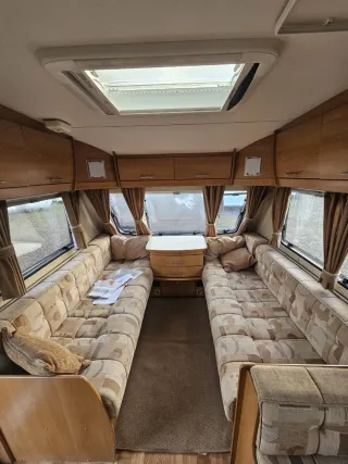 A used UK caravan - Una caravana británica usada