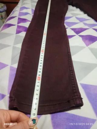 Pantalón vaquero pitillo hombre burdeos