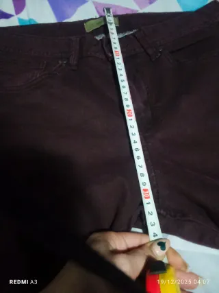 Pantalón vaquero pitillo hombre burdeos