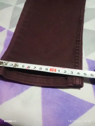 Pantalón vaquero pitillo hombre burdeos