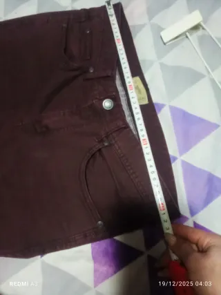 Pantalón vaquero pitillo hombre burdeos