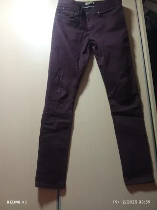 Pantalón vaquero pitillo hombre burdeos