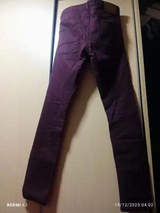 Pantalón vaquero pitillo hombre burdeos