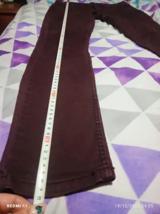 Pantalón vaquero pitillo hombre burdeos