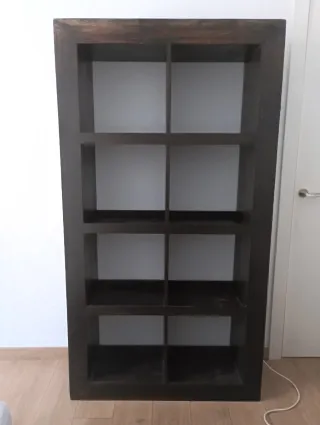 Estantería de madera oscura