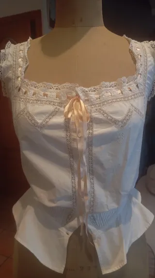 Corpiño Victoriano.