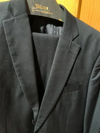 Traje de hombre negro con rayita,