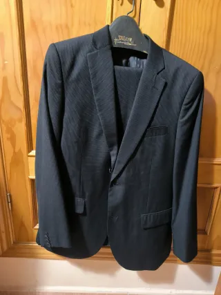 Traje de hombre negro con rayita,