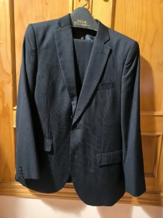 Traje de hombre negro con rayita,