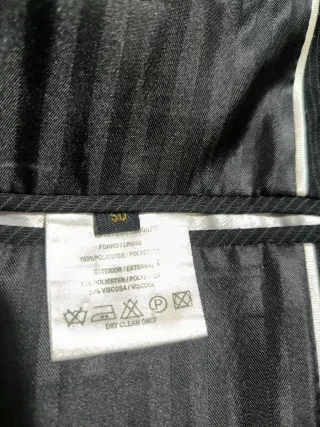 Traje de hombre negro con rayita,