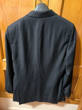 Traje de hombre negro con rayita,