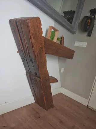 Aparador de madera rústico hecho a mano con vigas