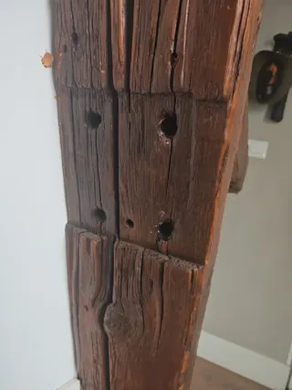 Aparador de madera rústico hecho a mano con vigas