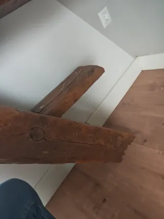 Aparador de madera rústico hecho a mano con vigas