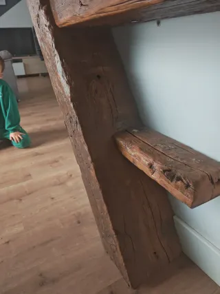 Aparador de madera rústico hecho a mano con vigas