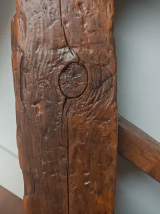 Aparador de madera rústico hecho a mano con vigas