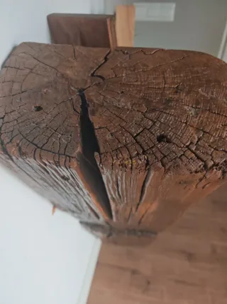 Aparador de madera rústico hecho a mano con vigas