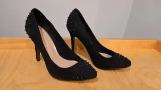 Tacones negros con tachuelas