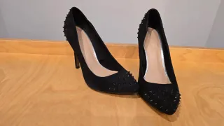 Tacones negros con tachuelas