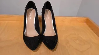 Tacones negros con tachuelas