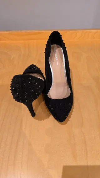 Tacones negros con tachuelas
