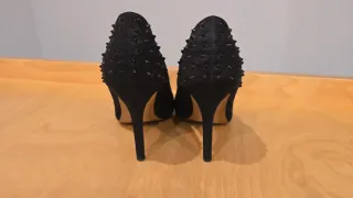 Tacones negros con tachuelas