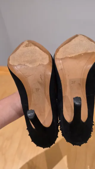 Tacones negros con tachuelas