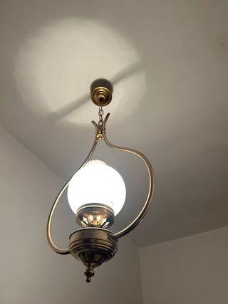 Lámpara de techo dorada y blanca